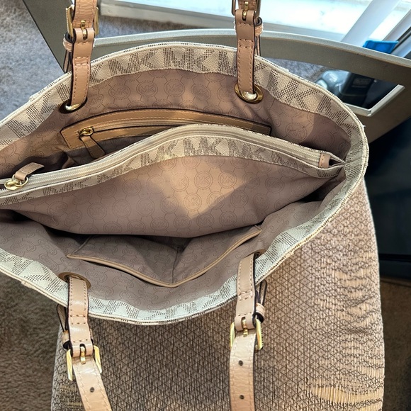 Michael Kors original shoulder bag. Good condition.3 compartments color beige. - Picture 5 of 5